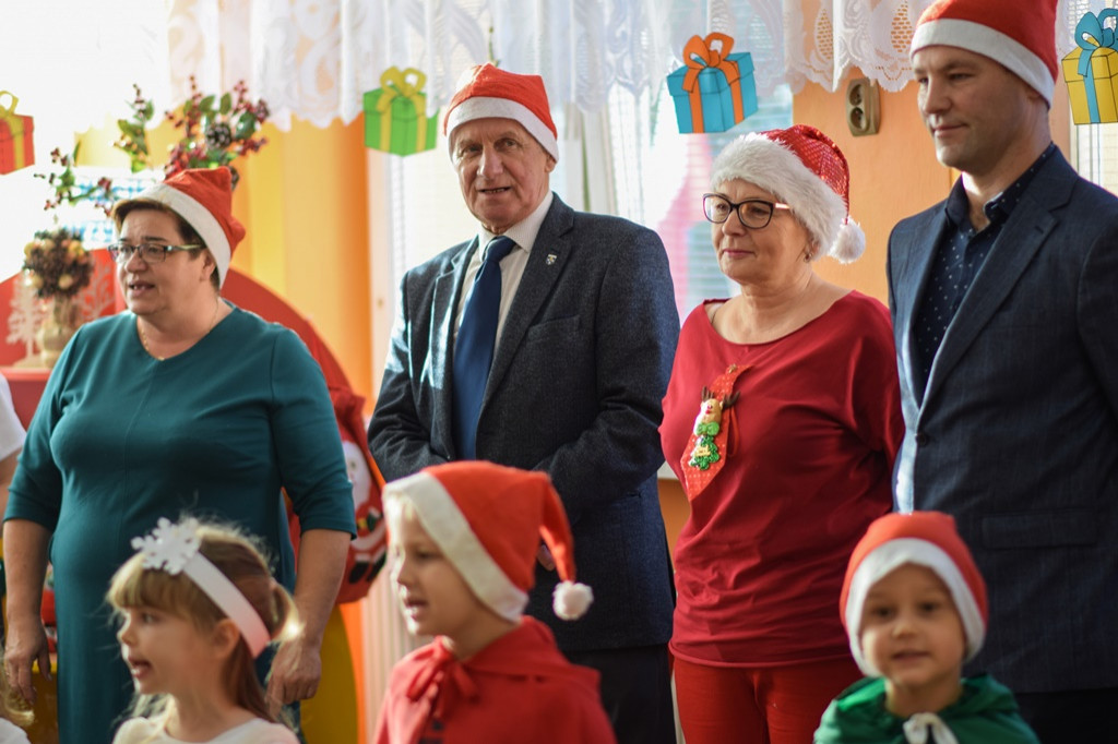Mikołaje z prezentami odwiedzili uniejowskie przedszkolaki