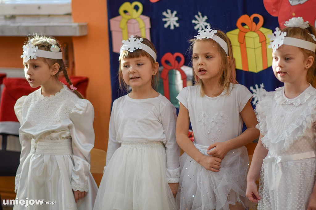 Mikołaje z prezentami odwiedzili uniejowskie przedszkolaki