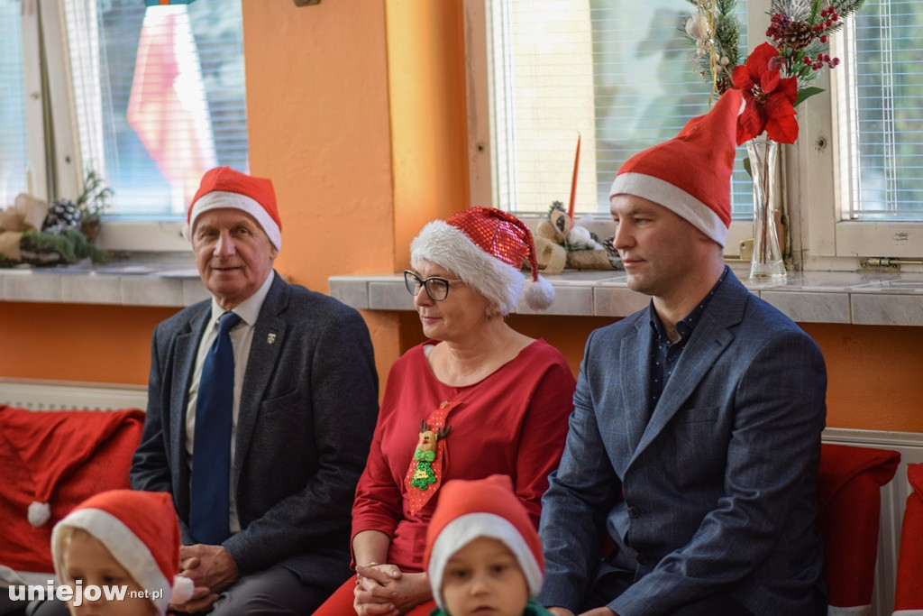 Mikołaje z prezentami odwiedzili uniejowskie przedszkolaki