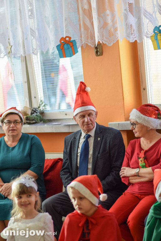 Mikołaje z prezentami odwiedzili uniejowskie przedszkolaki