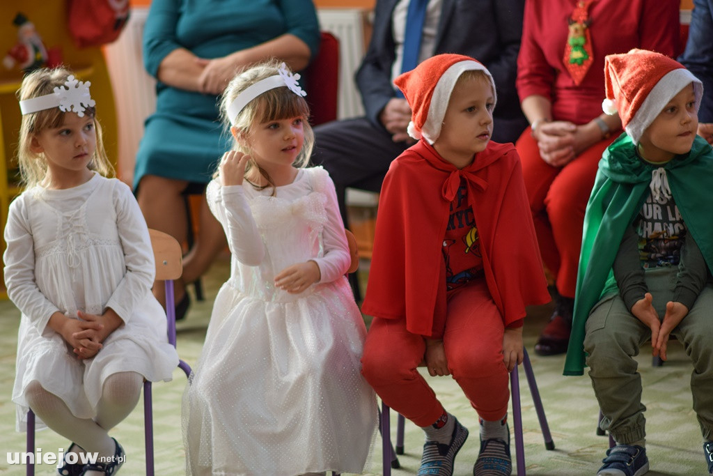 Mikołaje z prezentami odwiedzili uniejowskie przedszkolaki