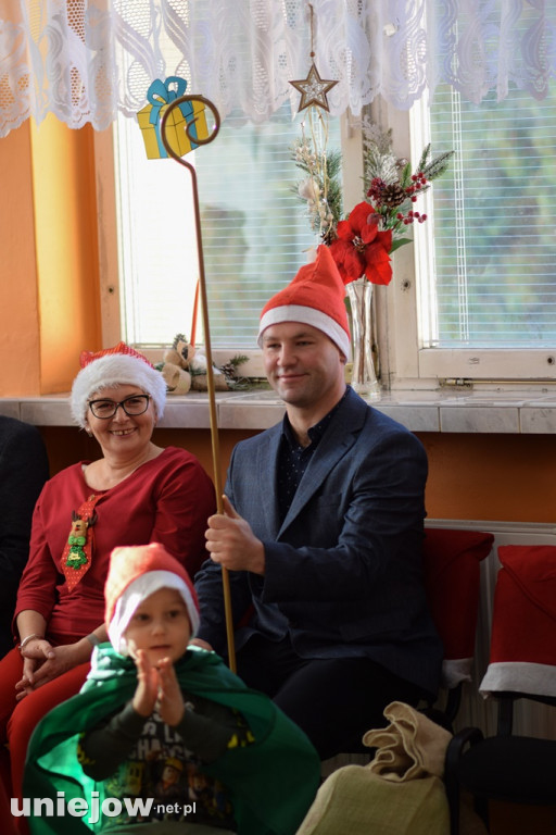 Mikołaje z prezentami odwiedzili uniejowskie przedszkolaki