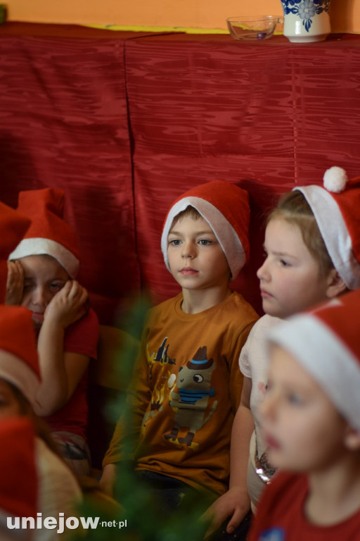 Mikołaje z prezentami odwiedzili uniejowskie przedszkolaki