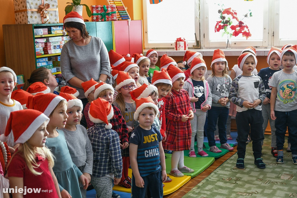 Mikołaje z prezentami odwiedzili uniejowskie przedszkolaki