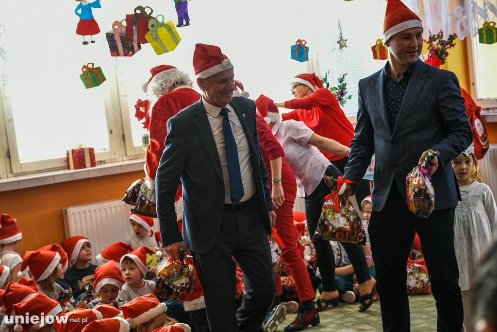 Mikołaje z prezentami odwiedzili uniejowskie przedszkolaki