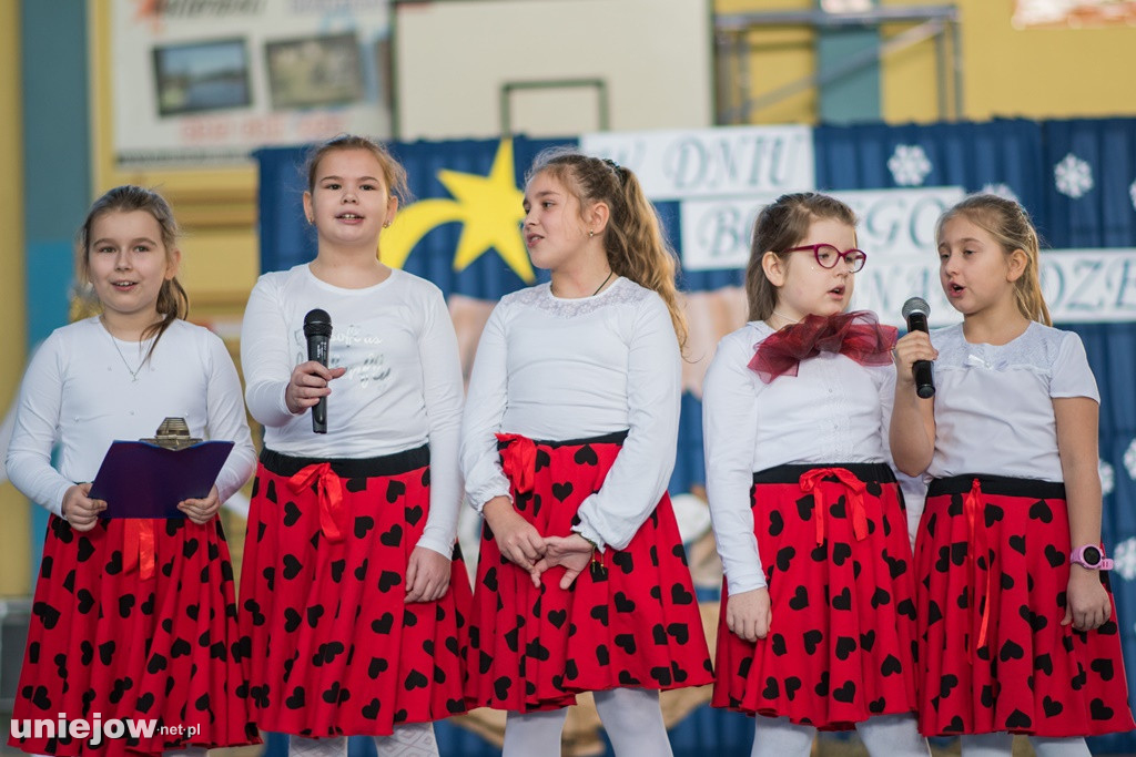 Jasełka i koncert świąteczny w uniejowskiej podstawówce