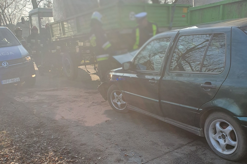 Zderzeniem pod Uniejowem. Volkswagen i traktor z przyczepami