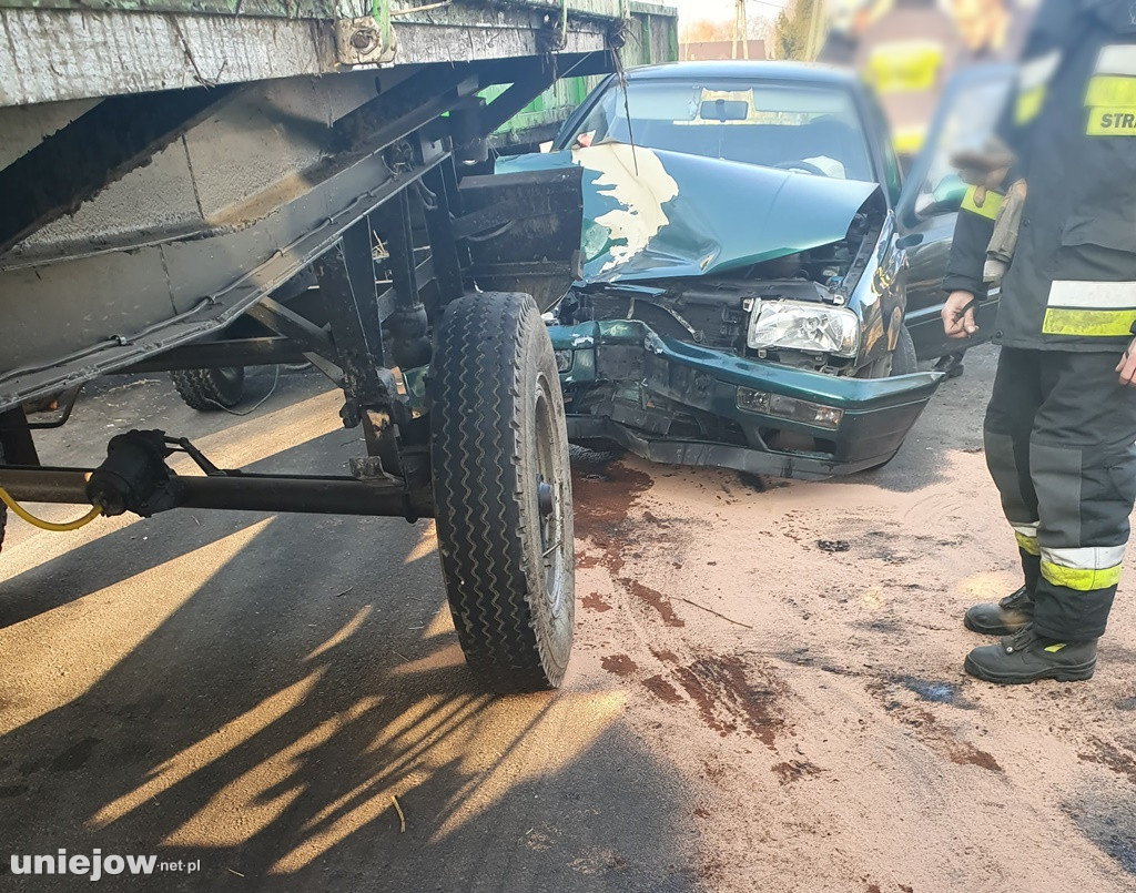 Zderzeniem pod Uniejowem. Volkswagen i traktor z przyczepami