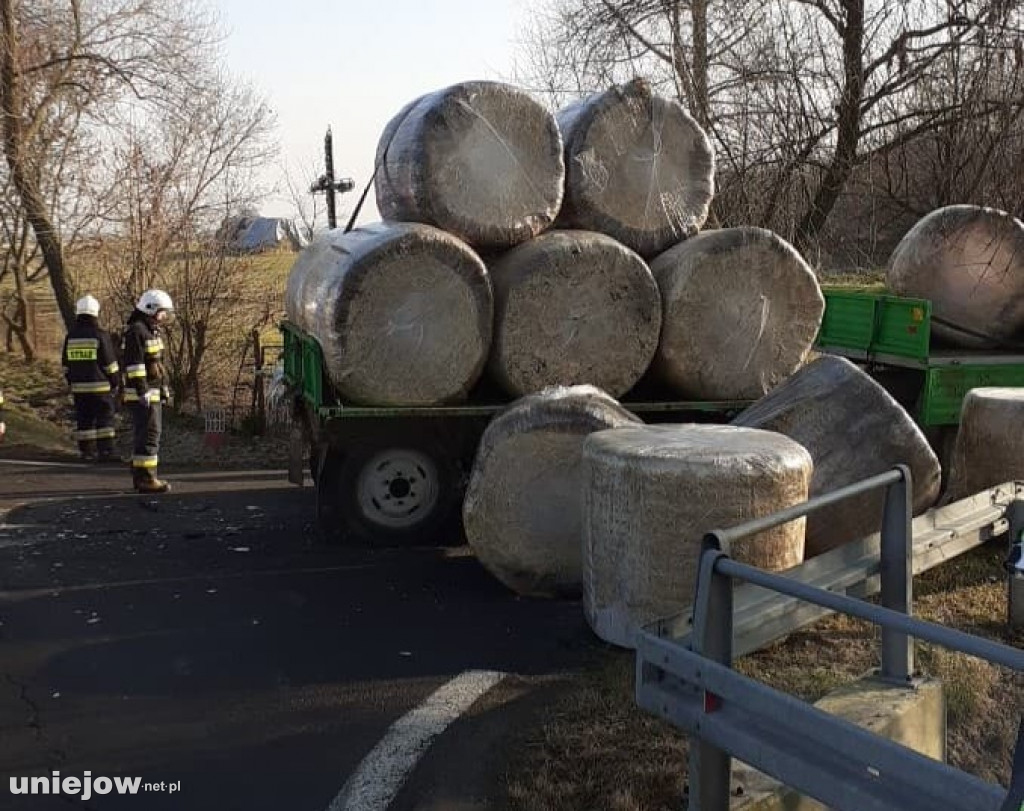 Zderzeniem pod Uniejowem. Volkswagen i traktor z przyczepami