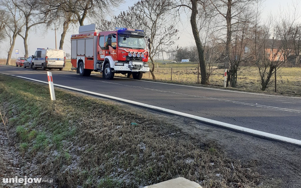 Zderzeniem pod Uniejowem. Volkswagen i traktor z przyczepami