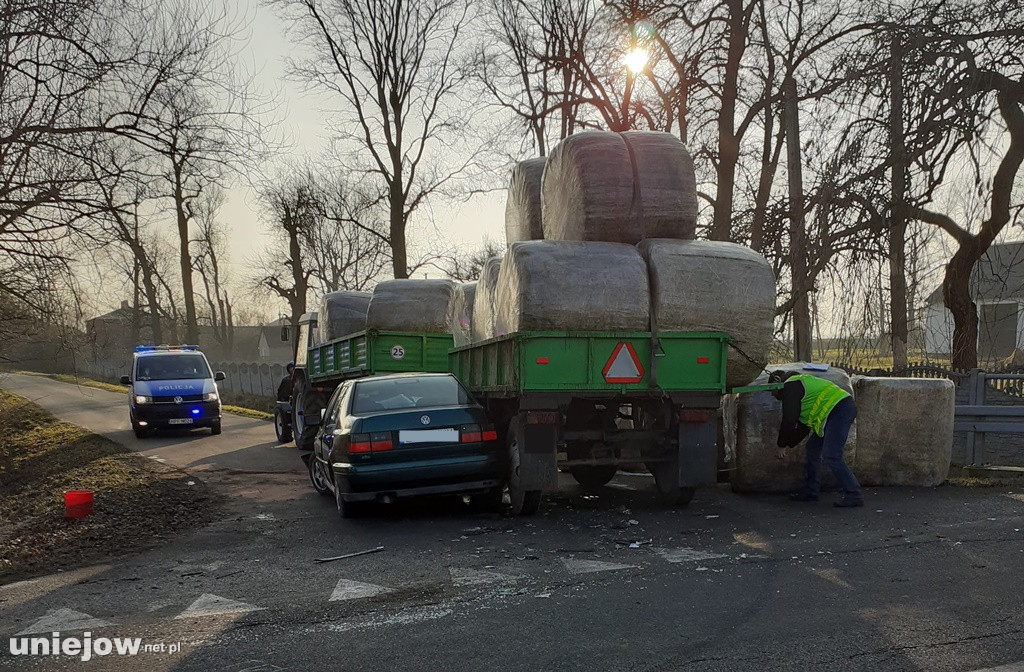 Zderzeniem pod Uniejowem. Volkswagen i traktor z przyczepami