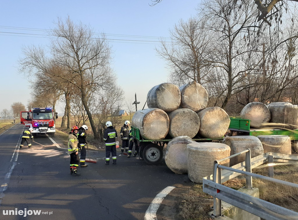 Zderzeniem pod Uniejowem. Volkswagen i traktor z przyczepami