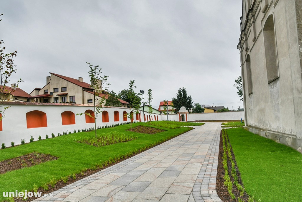 Jak zmieniło się otoczenie uniejowskiej kolegiaty?