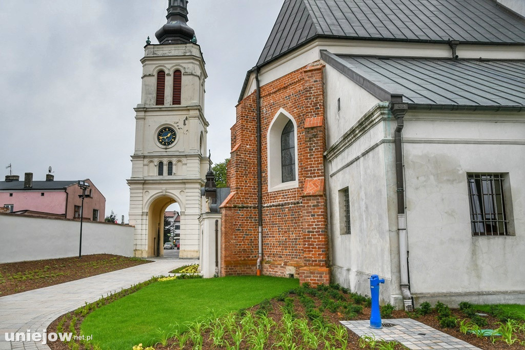 Jak zmieniło się otoczenie uniejowskiej kolegiaty?