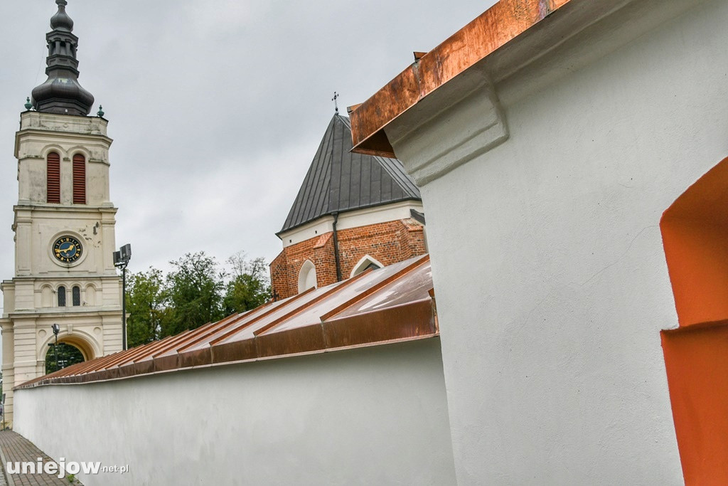 Jak zmieniło się otoczenie uniejowskiej kolegiaty?