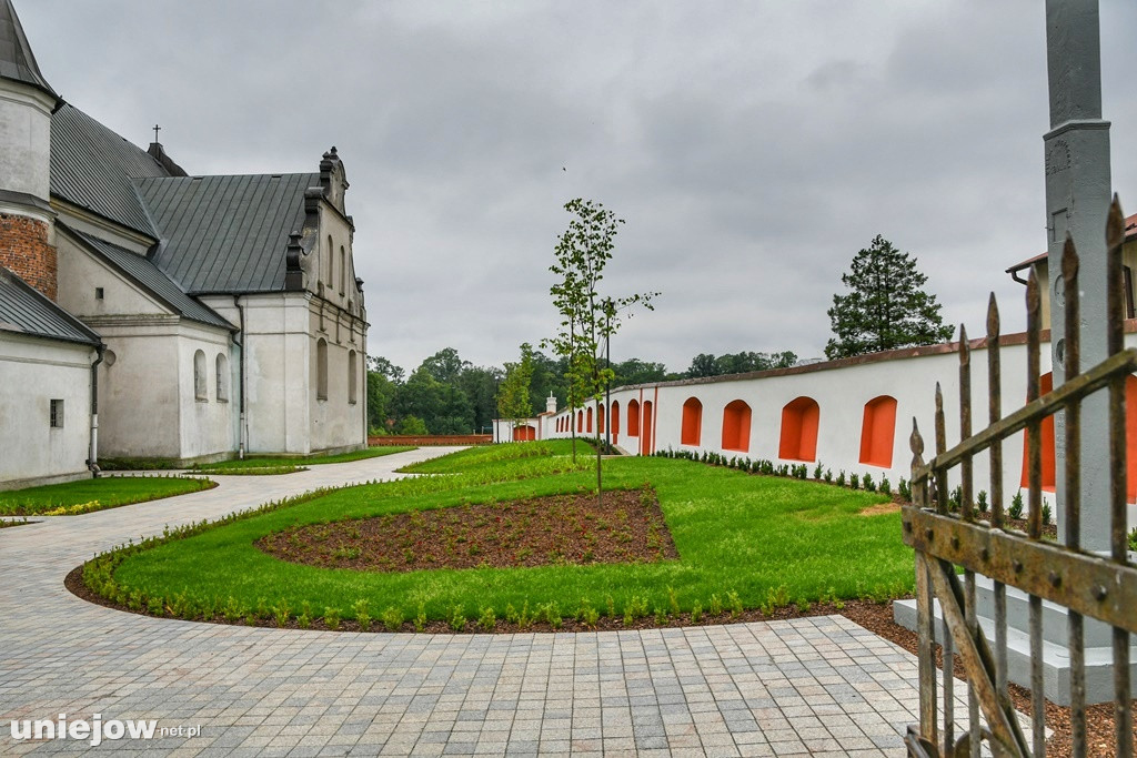 Jak zmieniło się otoczenie uniejowskiej kolegiaty?