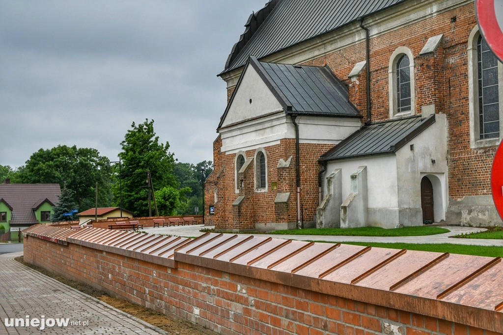 Jak zmieniło się otoczenie uniejowskiej kolegiaty?