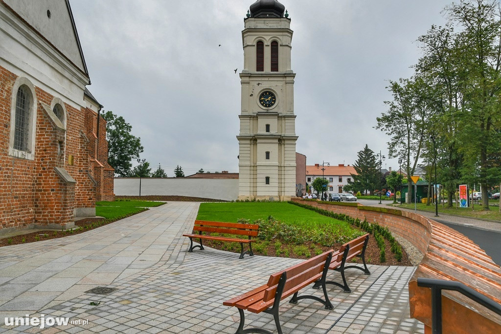 Jak zmieniło się otoczenie uniejowskiej kolegiaty?