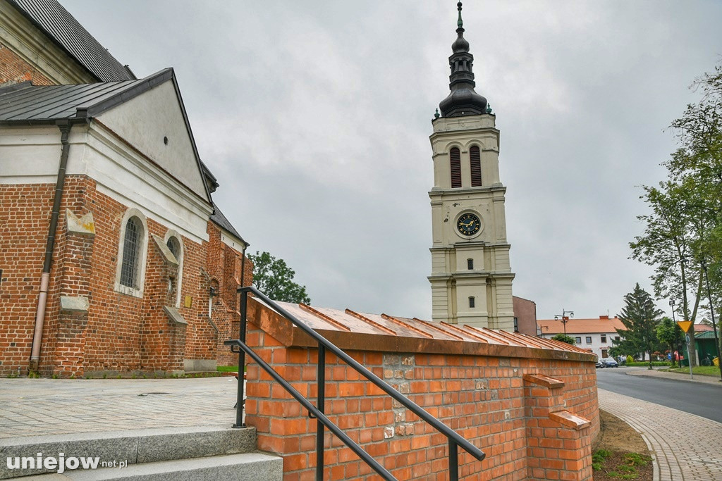 Jak zmieniło się otoczenie uniejowskiej kolegiaty?
