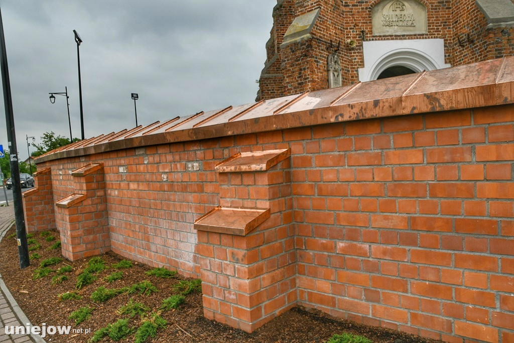 Jak zmieniło się otoczenie uniejowskiej kolegiaty?