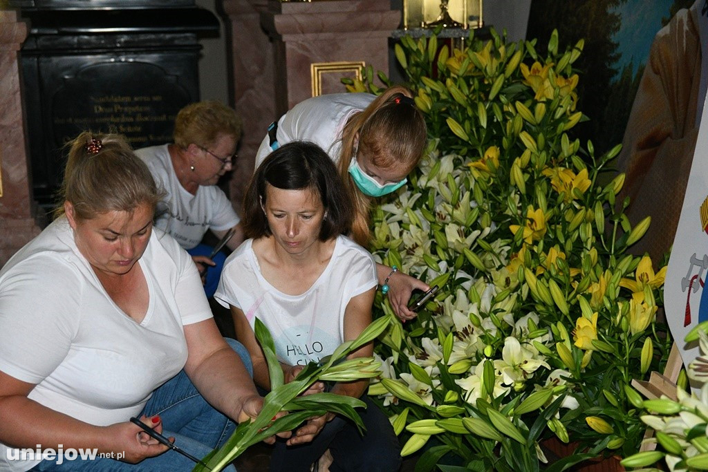 Osiemset lilii w uniejowskiej kolegiacie