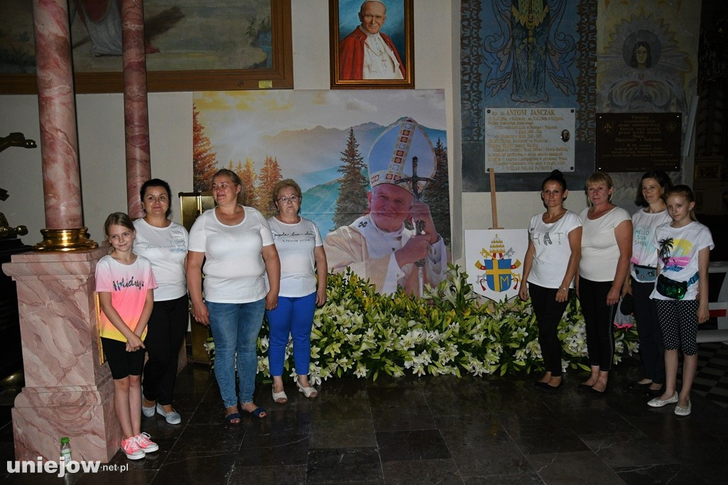 Osiemset lilii w uniejowskiej kolegiacie