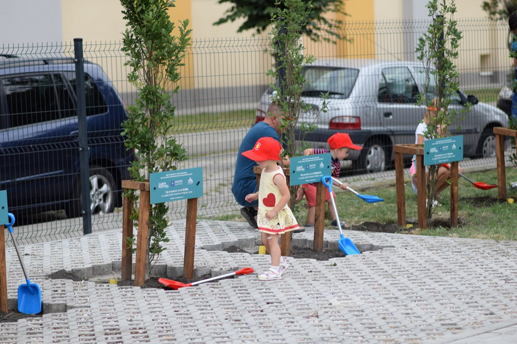 Dwulatki symbolicznie sadziły drzewa