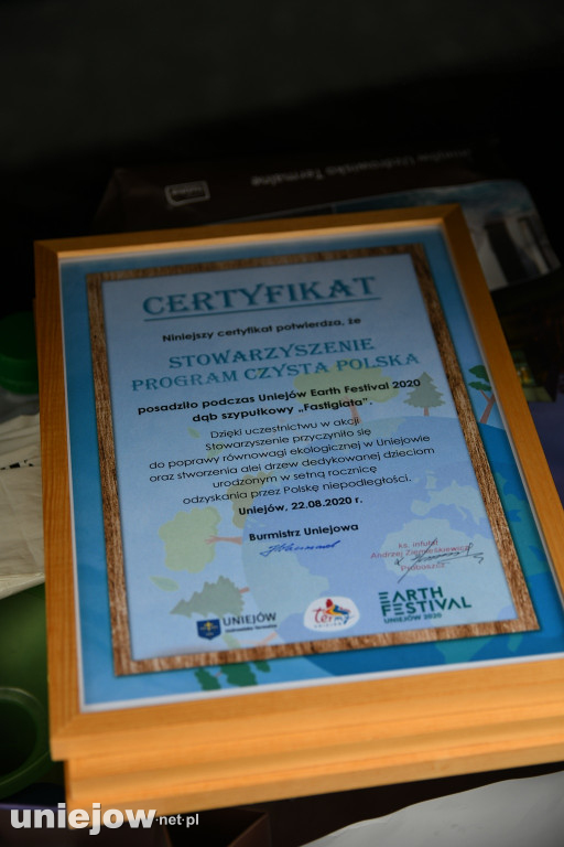 Dwulatki symbolicznie sadziły drzewa