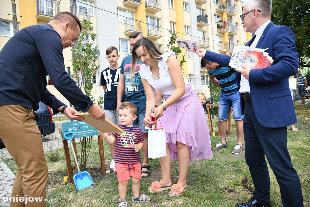 Dwulatki symbolicznie sadziły drzewa