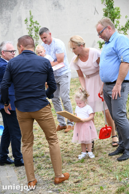 Dwulatki symbolicznie sadziły drzewa