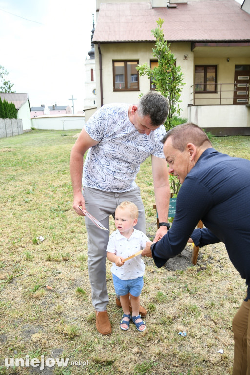 Dwulatki symbolicznie sadziły drzewa