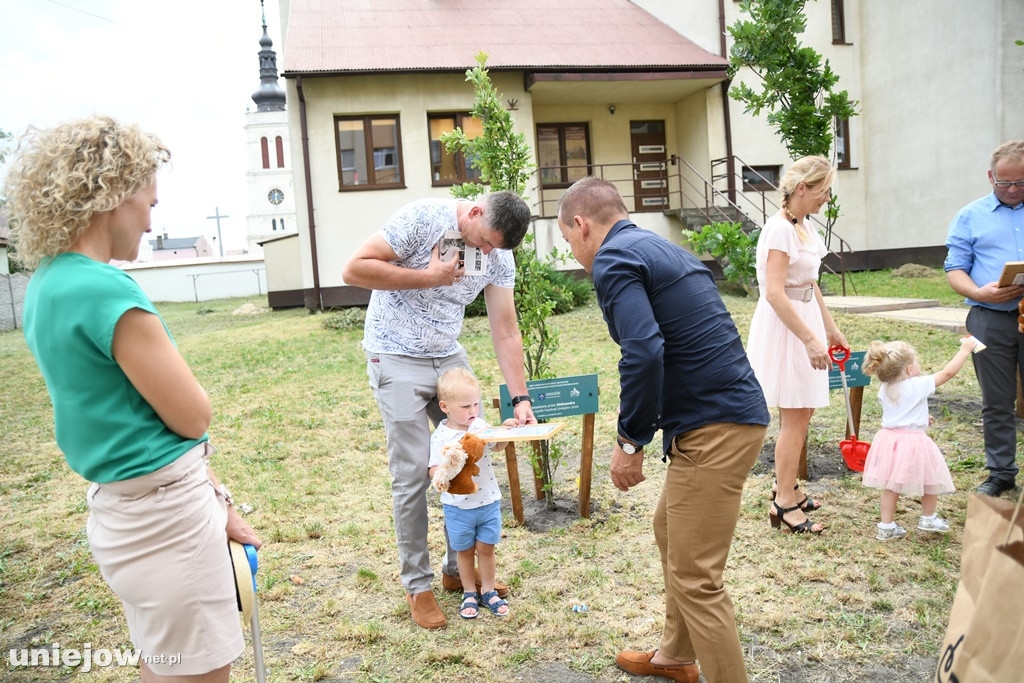 Dwulatki symbolicznie sadziły drzewa