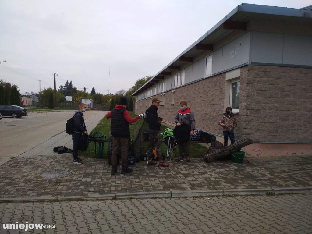 Młodzi wędkarze w Uniejowa na turnieju wędkarskim ,,Z Ikrą