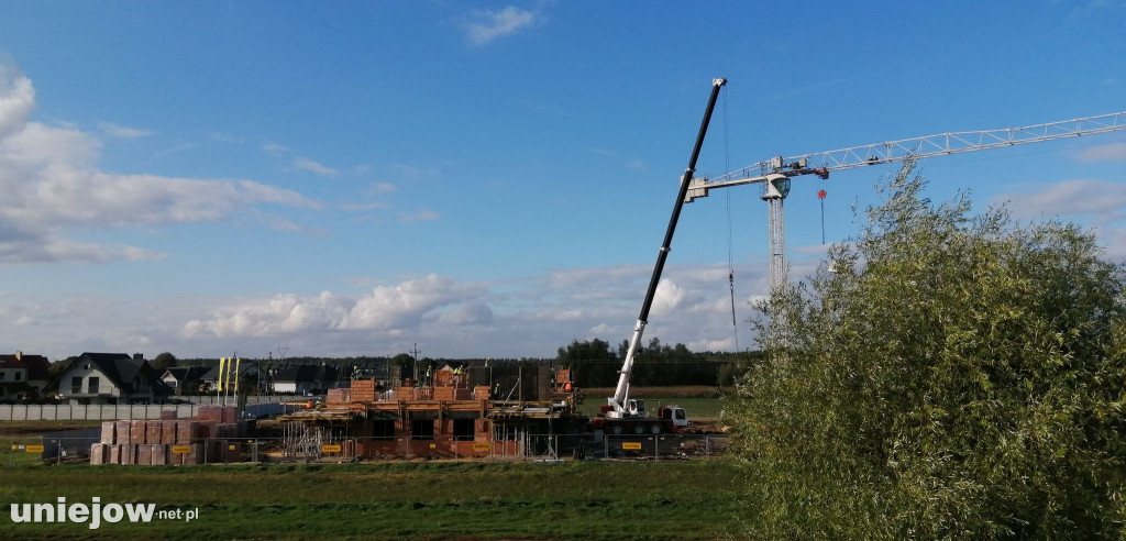 Trwa budowa nowych mieszkań w Uniejowie. Zobacz postęp prac