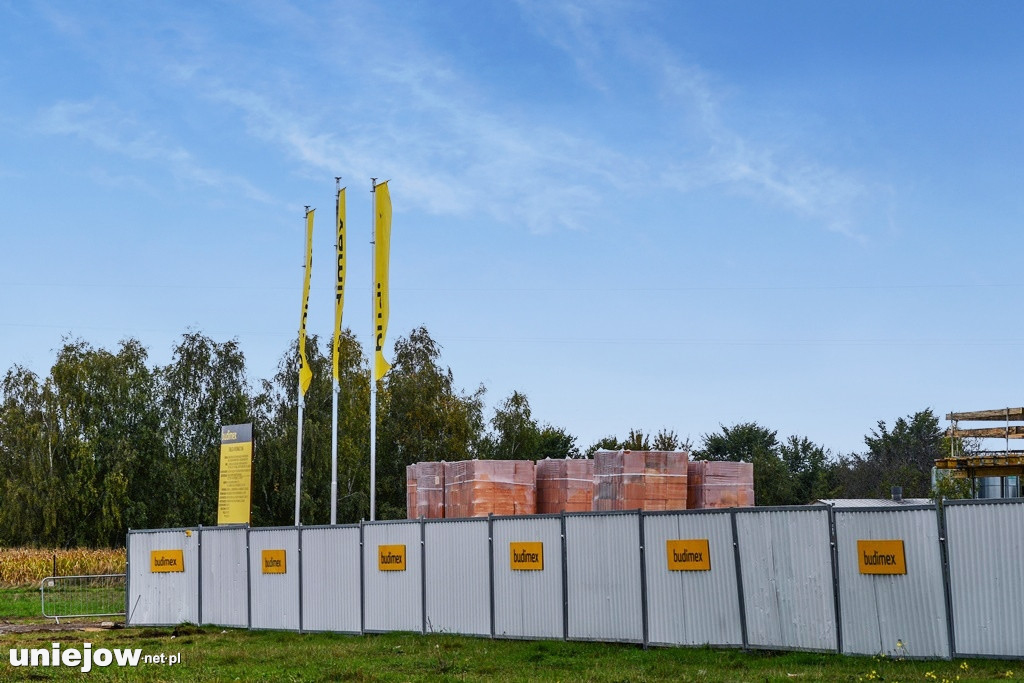 Trwa budowa nowych mieszkań w Uniejowie. Zobacz postęp prac