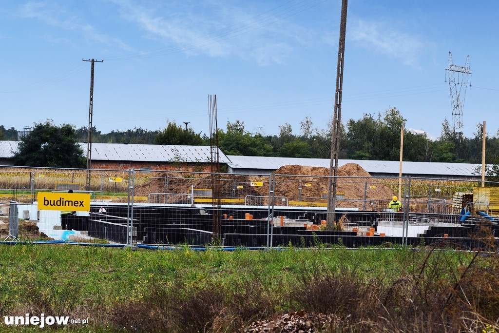 Trwa budowa nowych mieszkań w Uniejowie. Zobacz postęp prac