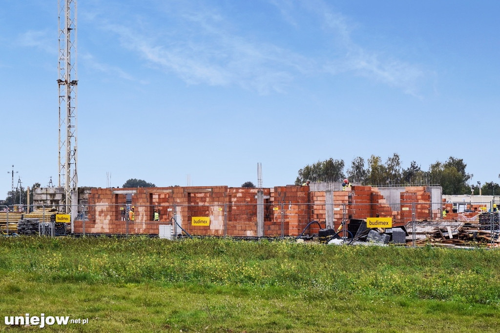 Trwa budowa nowych mieszkań w Uniejowie. Zobacz postęp prac