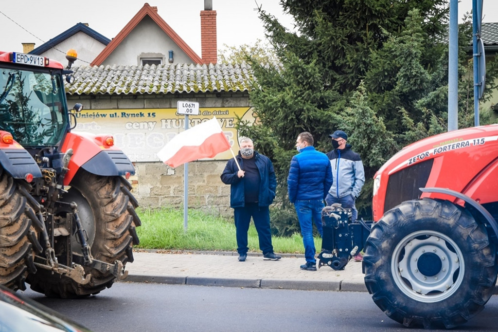 Uniejów zakorkowany. Rolnicy protestowali na drodze