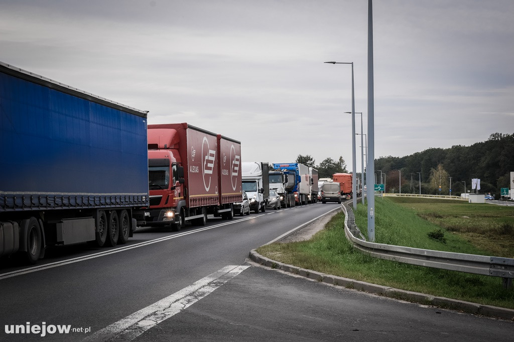Uniejów zakorkowany. Rolnicy protestowali na drodze