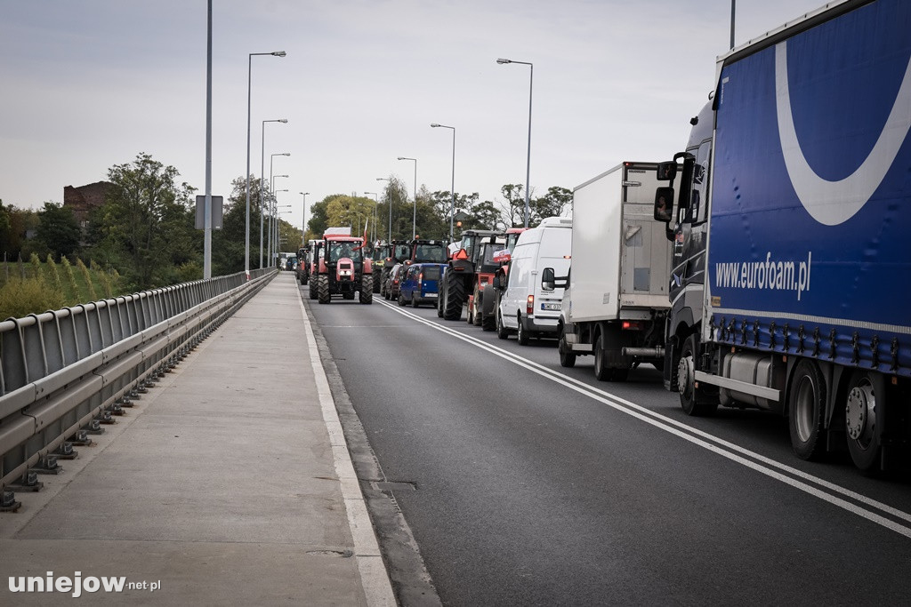 Uniejów zakorkowany. Rolnicy protestowali na drodze