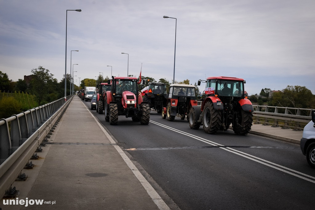 Uniejów zakorkowany. Rolnicy protestowali na drodze