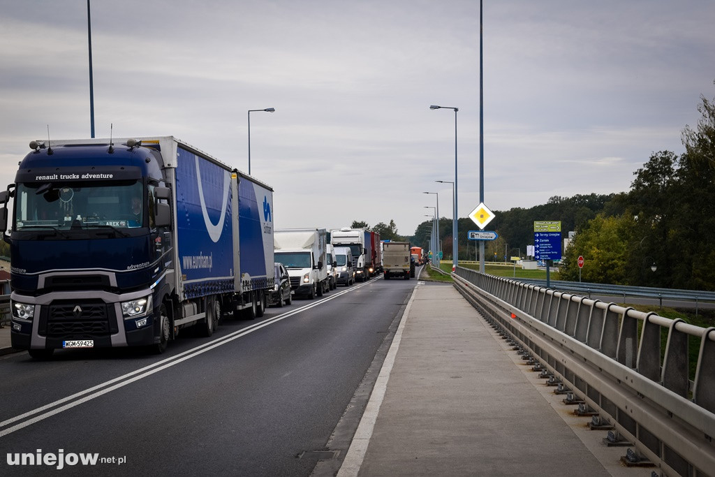 Uniejów zakorkowany. Rolnicy protestowali na drodze
