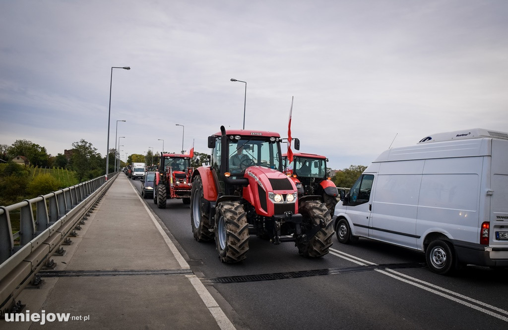 Uniejów zakorkowany. Rolnicy protestowali na drodze