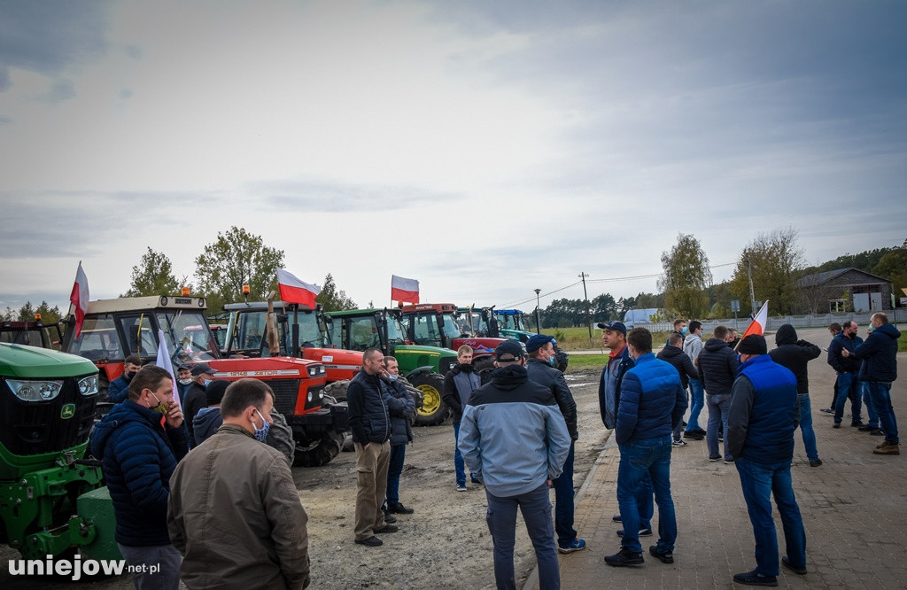 Uniejów zakorkowany. Rolnicy protestowali na drodze