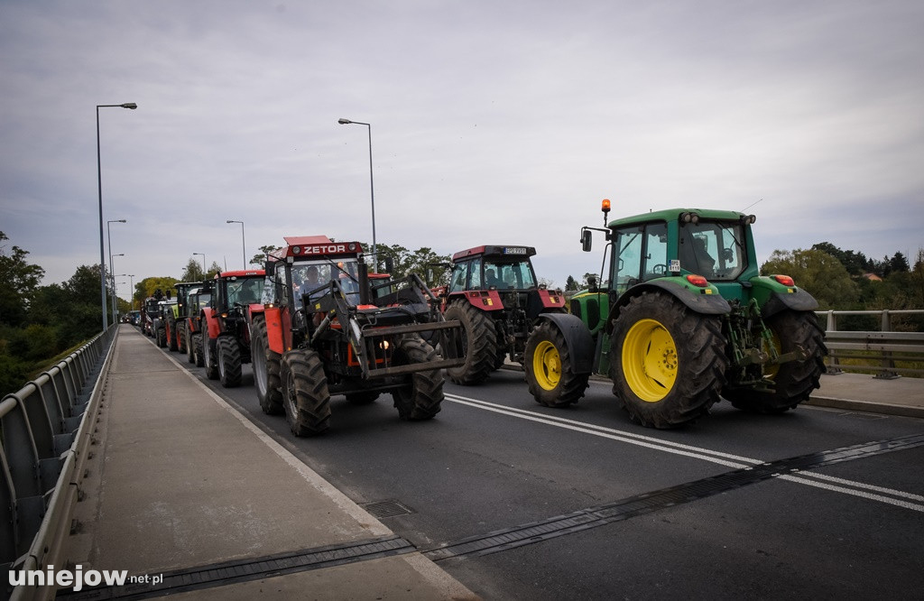 Uniejów zakorkowany. Rolnicy protestowali na drodze