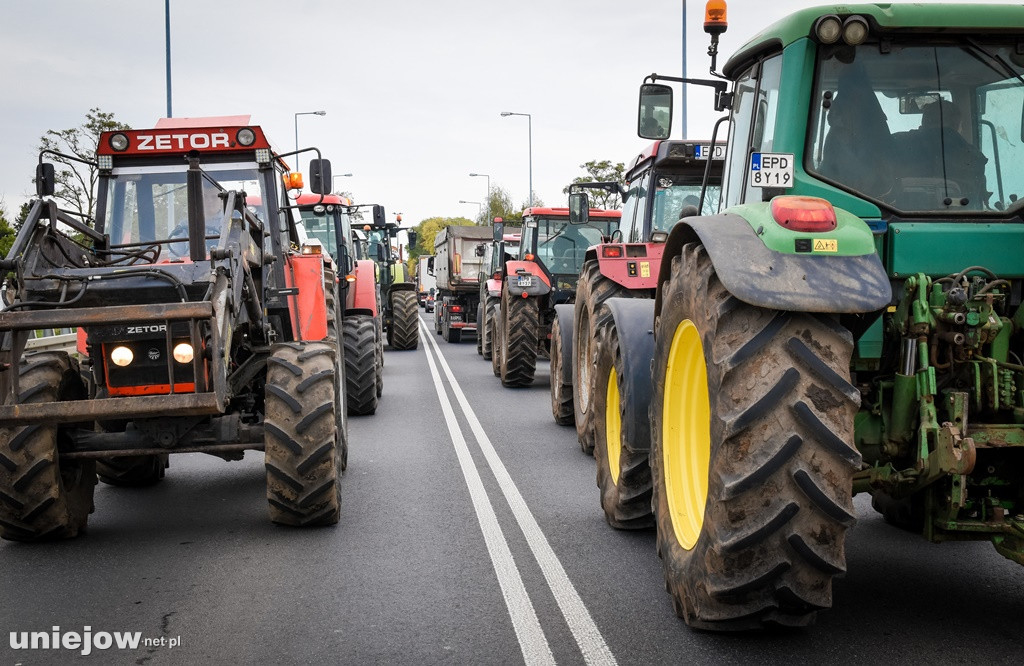 Uniejów zakorkowany. Rolnicy protestowali na drodze