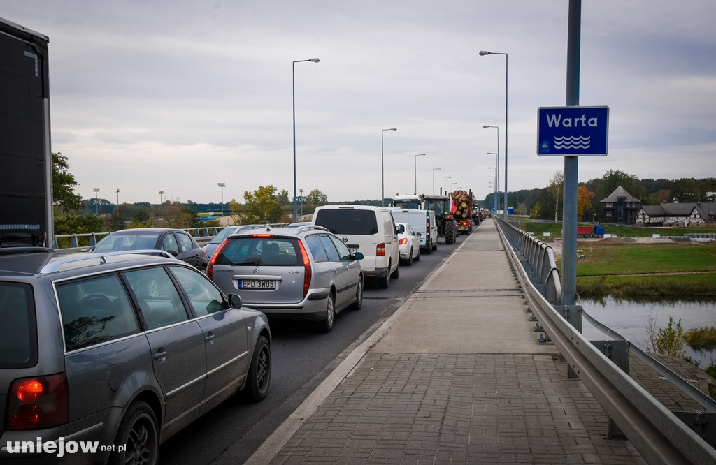 Uniejów zakorkowany. Rolnicy protestowali na drodze