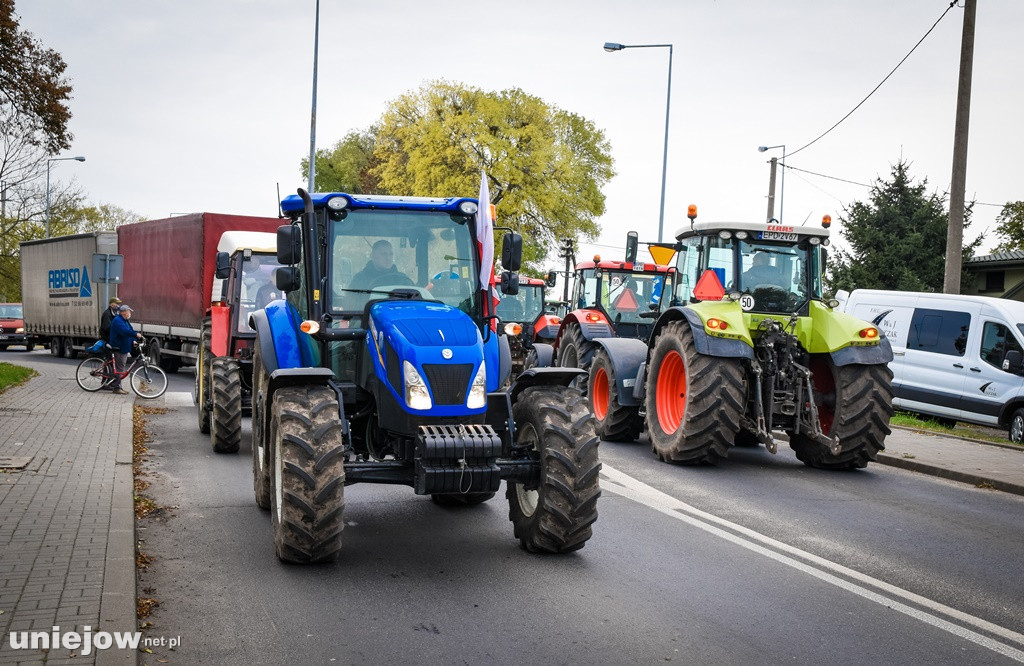 Uniejów zakorkowany. Rolnicy protestowali na drodze