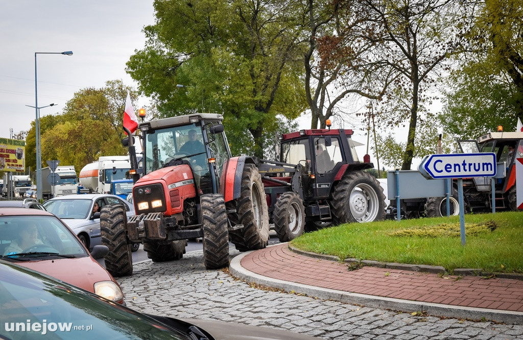 Uniejów zakorkowany. Rolnicy protestowali na drodze