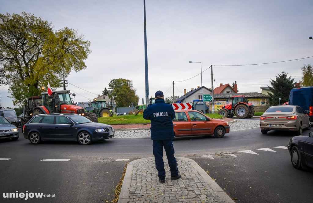 Uniejów zakorkowany. Rolnicy protestowali na drodze